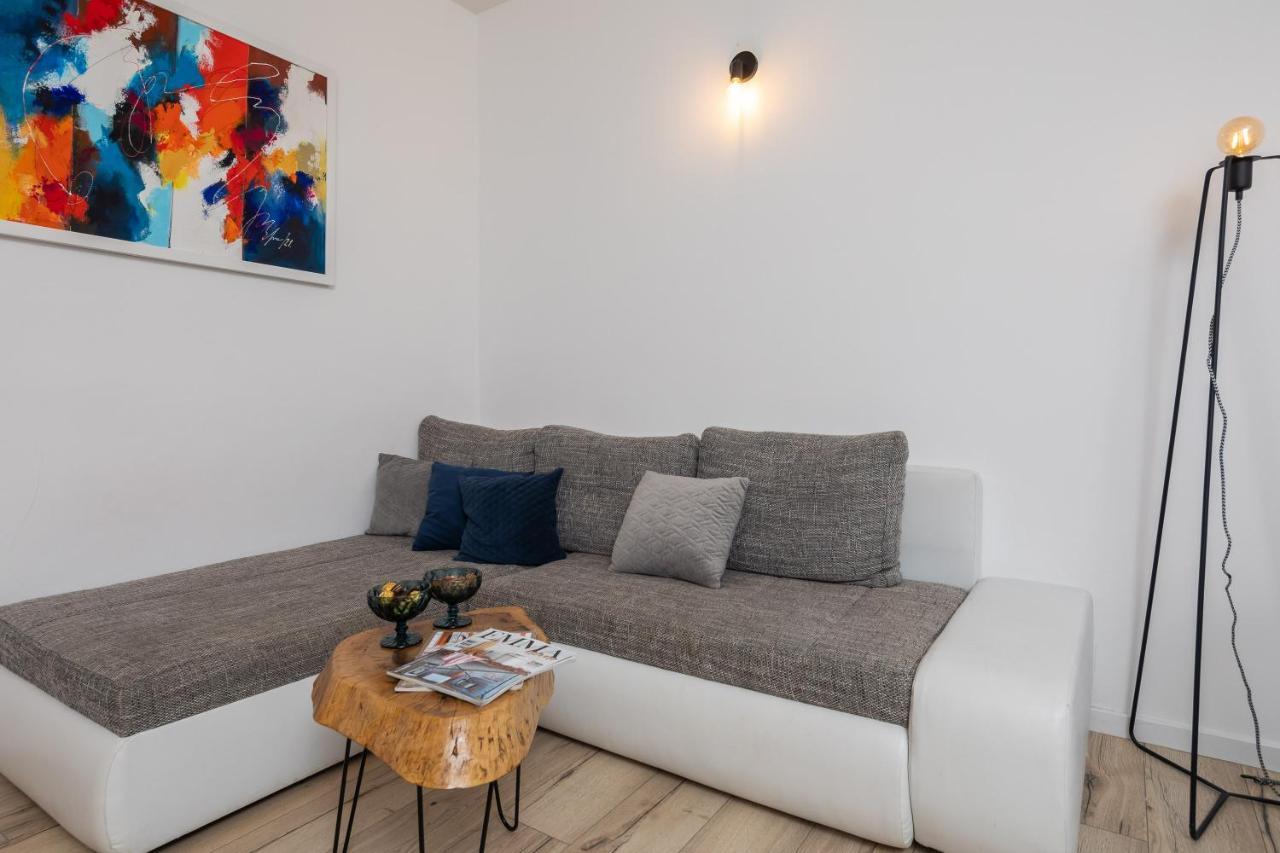 App - Private Parking & Terrace Apartament